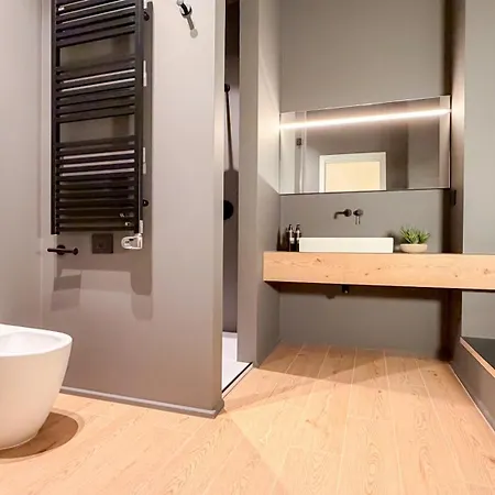 Aria Collection Bari